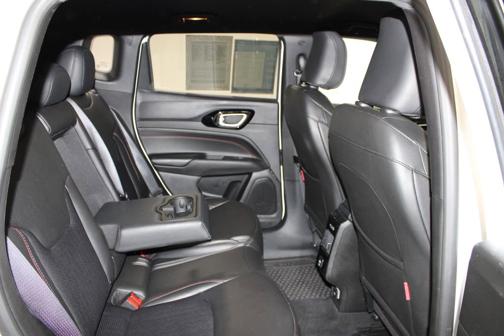 Used 2025 Jeep Compass Trailhawk image 28