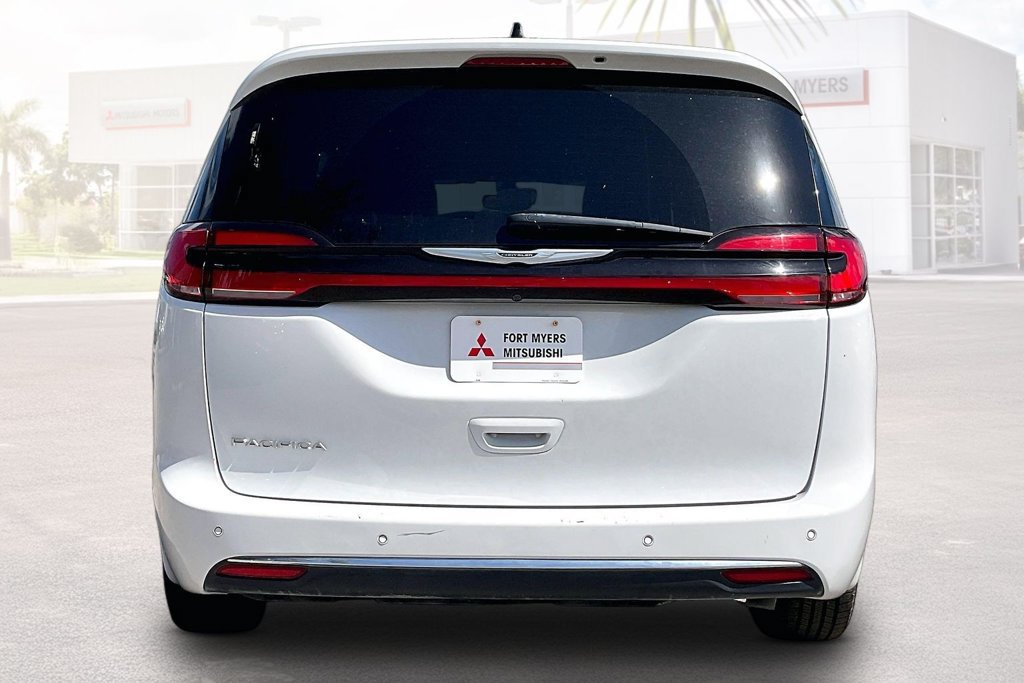 Used 2025 Chrysler Pacifica Select FWD image 17