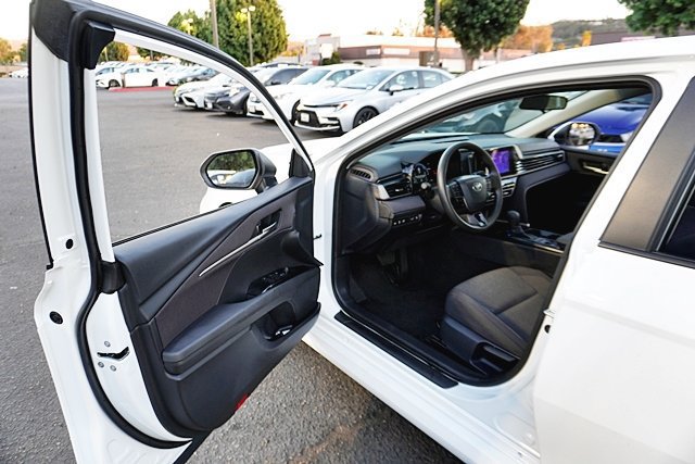 Used 2026 Toyota Camry Hybrid FWD image 47
