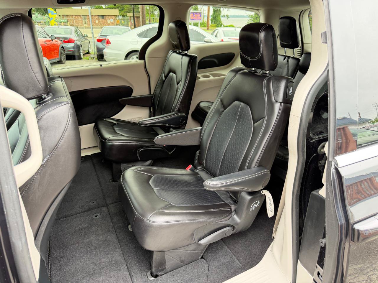 Used 2023 Chrysler Pacifica Touring-L FWD image 33