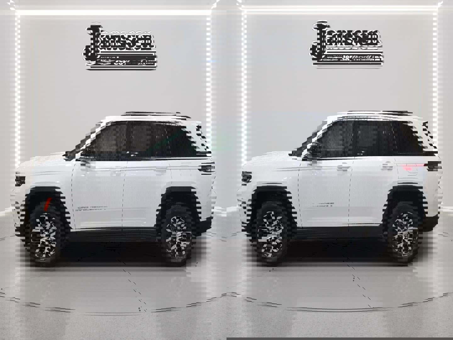 Used 2024 Jeep Grand Cherokee Limited image 2