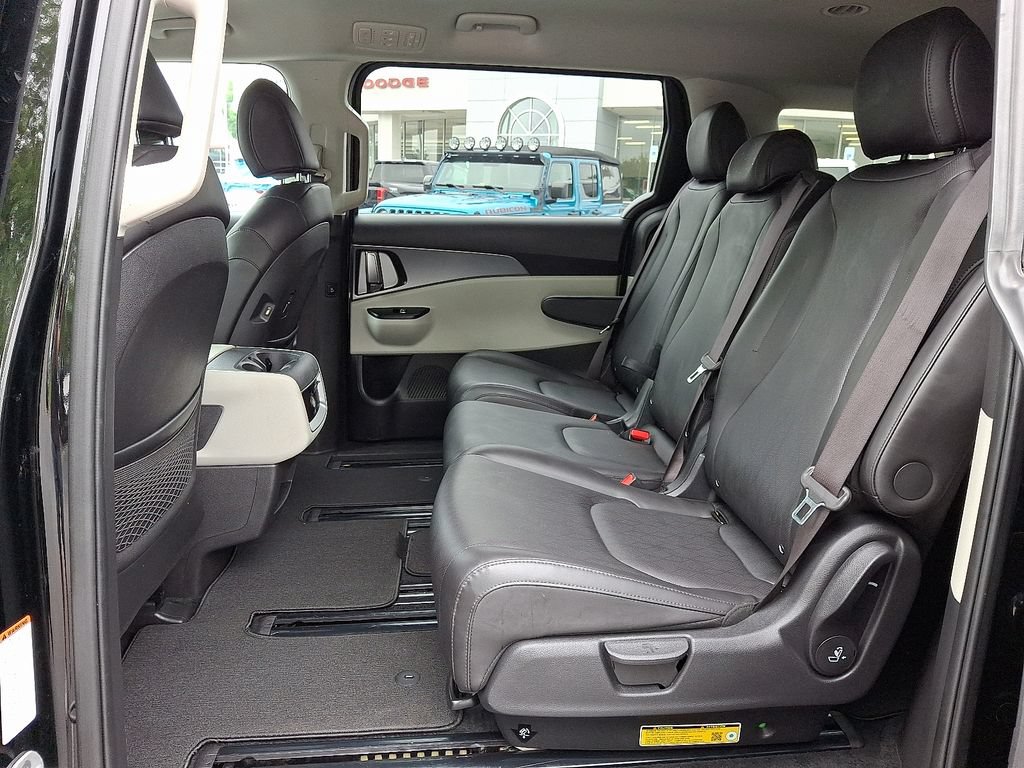 Used 2024 Kia Carnival LX FWD image 11