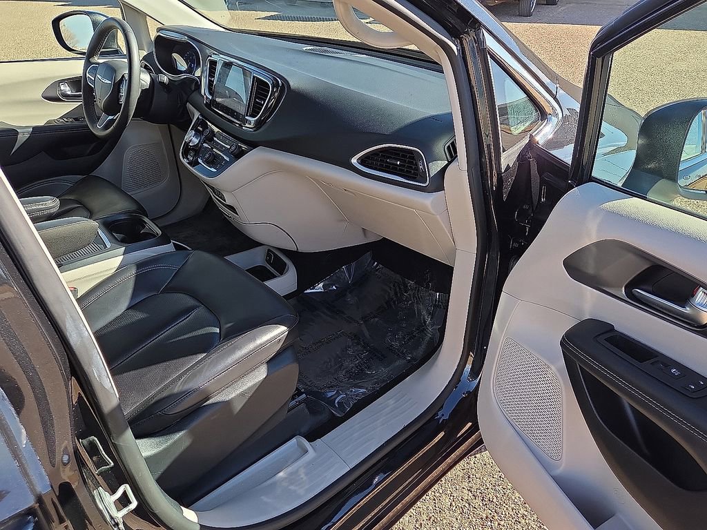 Used 2023 Chrysler Pacifica Touring-L image 10
