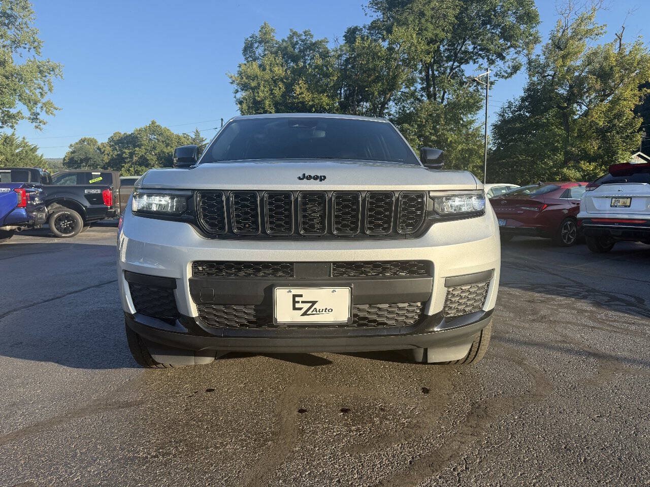 Used 2023 Jeep Grand Cherokee L Laredo AWD/4WD image 3