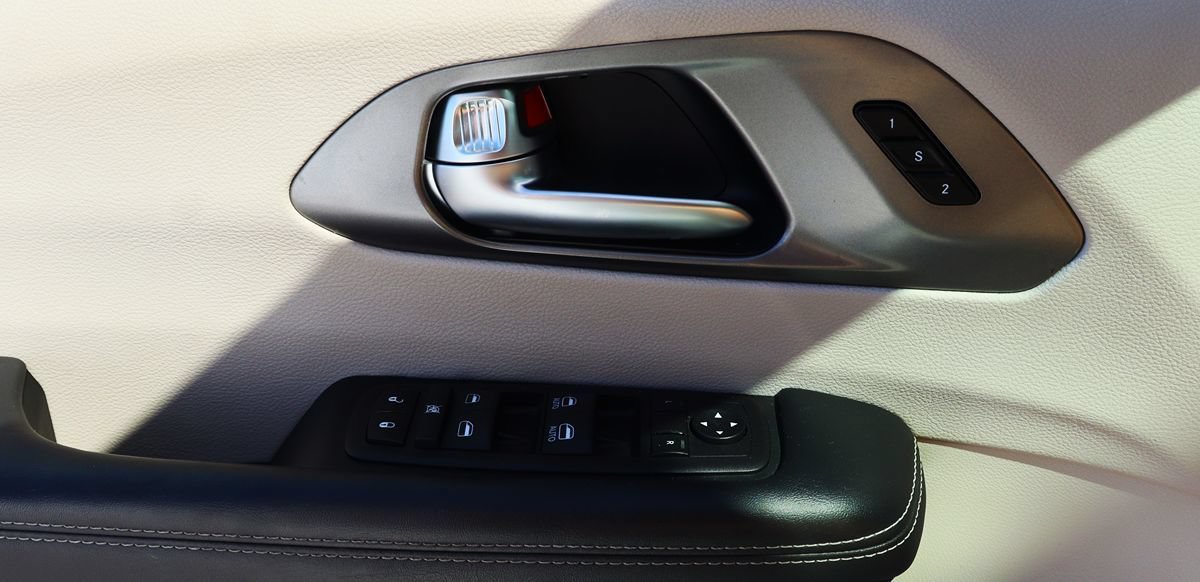 Used 2024 Chrysler Pacifica Touring-L FWD image 45
