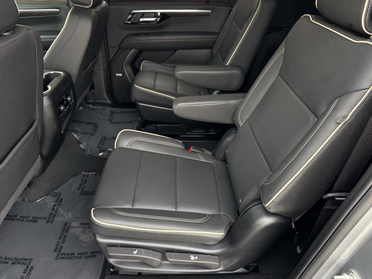 Used 2025 Chevrolet Suburban Premier image 18