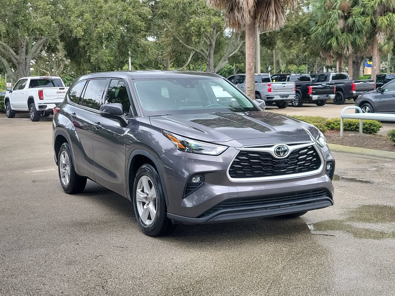 Used 2022 Toyota Highlander LE FWD image 2