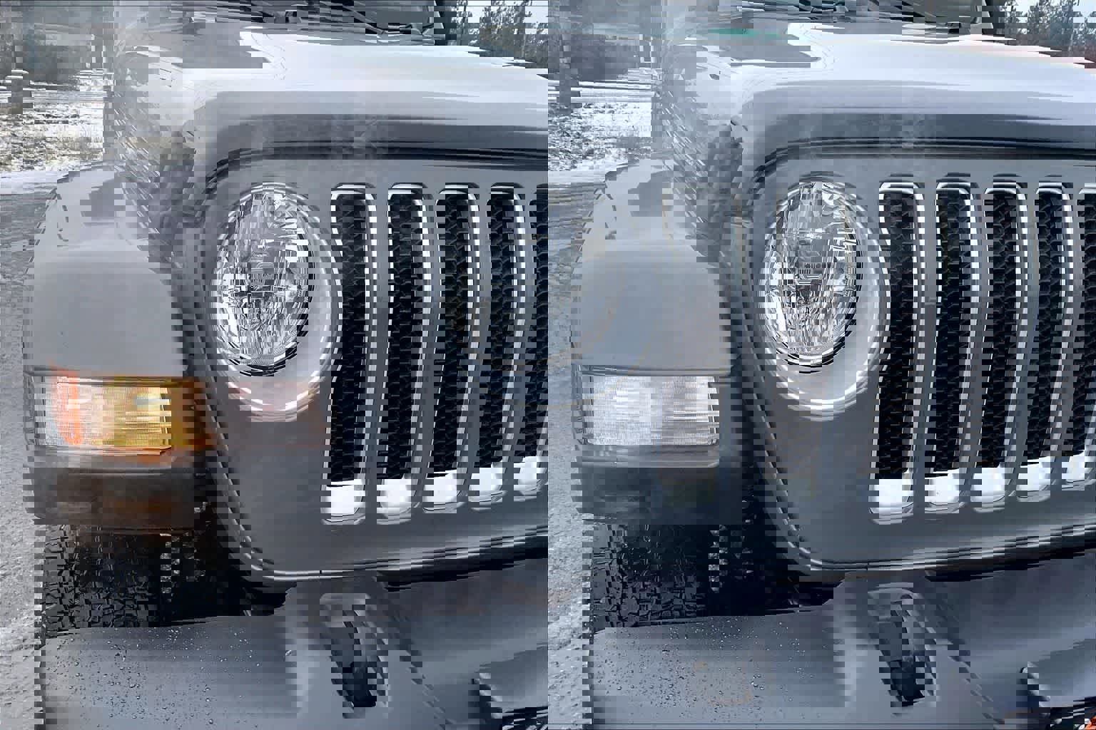 Used 2023 Jeep Wrangler Sahara image 31