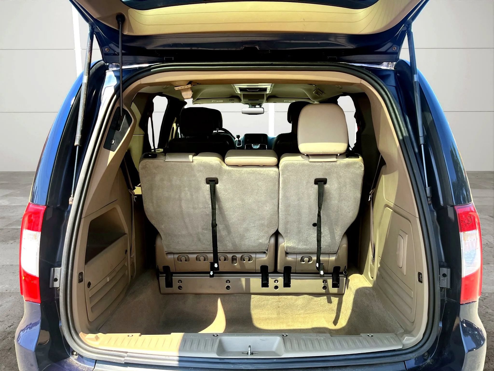Used 2015 Chrysler Town & Country Touring-L w/ Driver Convenience Group FWD image 10