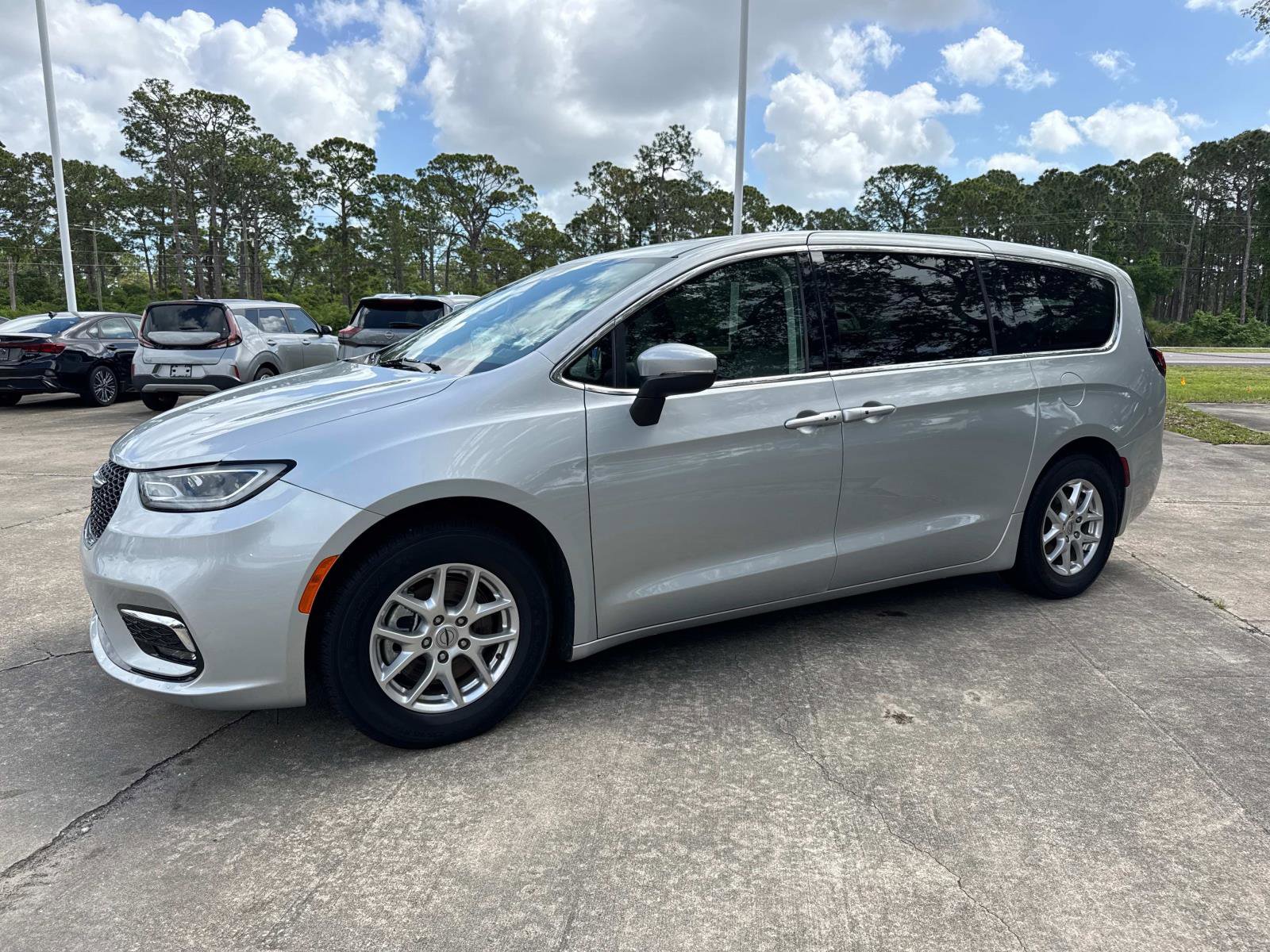 Certified 2023 Chrysler Pacifica Touring-L image 7