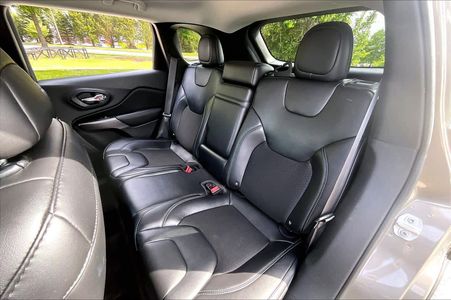 Used 2019 Jeep Cherokee Latitude Plus w/ Comfort/Convenience Group FWD image 19