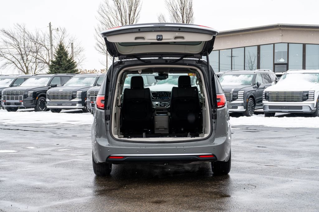 Used 2023 Chrysler Pacifica Touring-L image 12