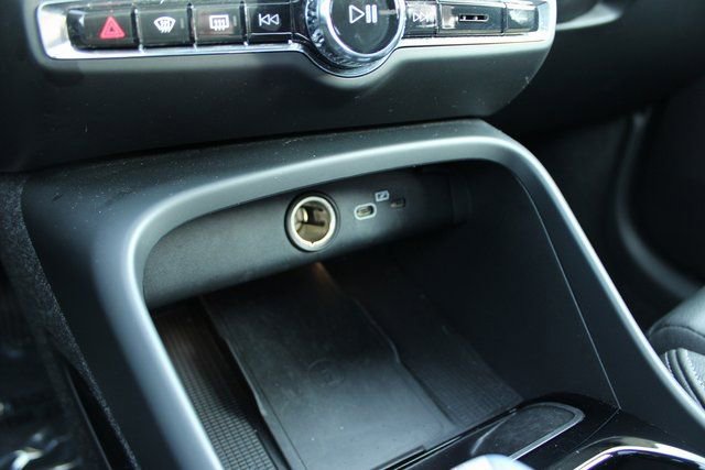 Used 2025 Volvo XC40 B5 Plus image 20