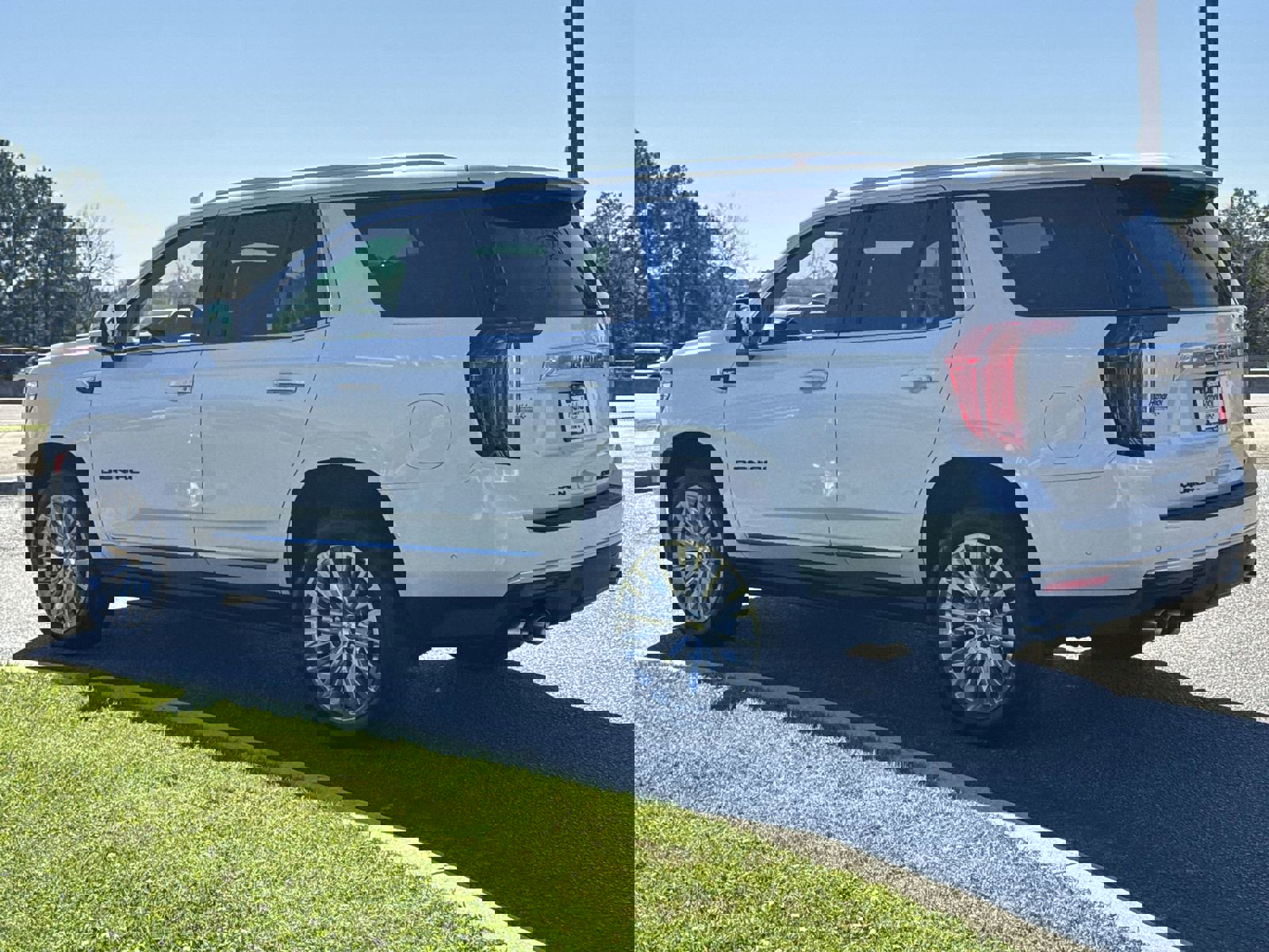 Used 2023 GMC Yukon Denali w/ Denali Reserve Package image 8