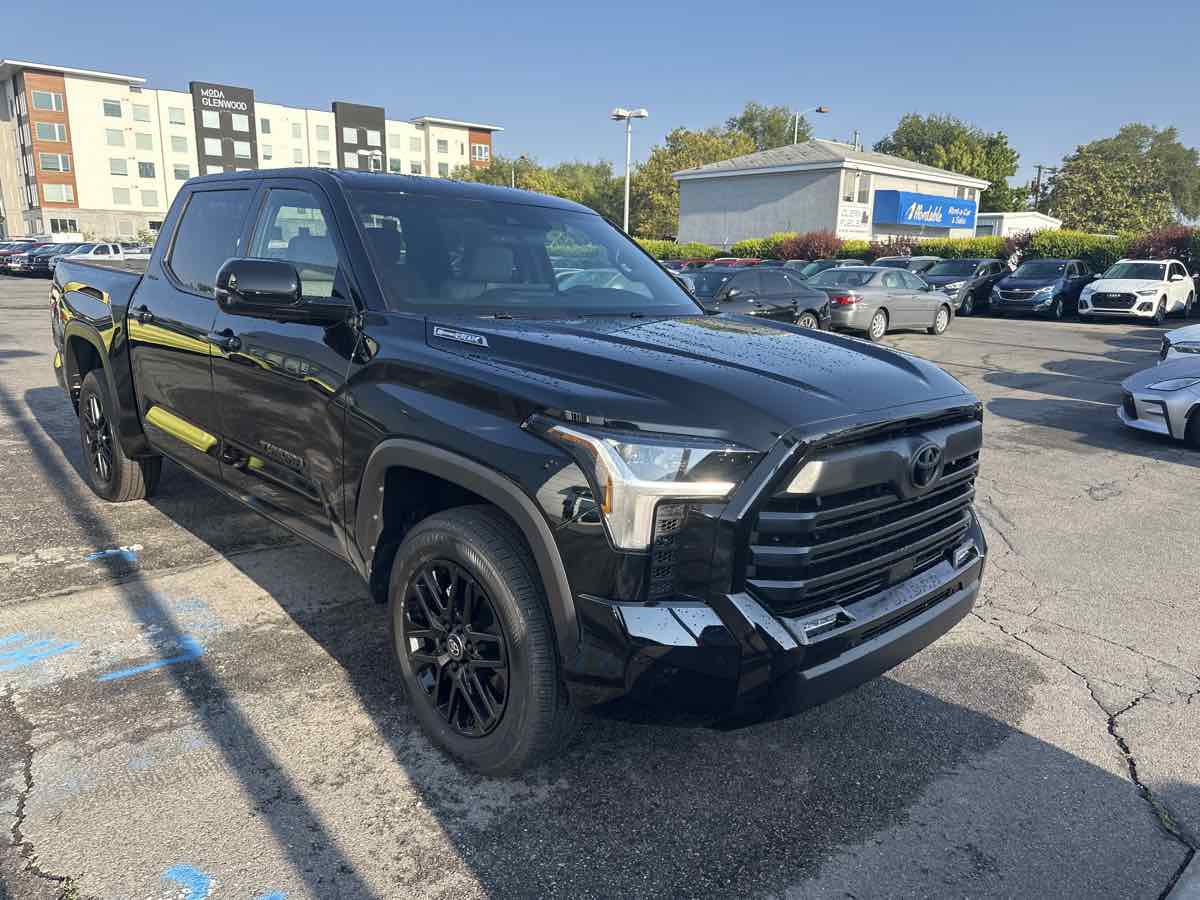 Used 2025 Toyota Tundra Limited AWD/4WD image 3
