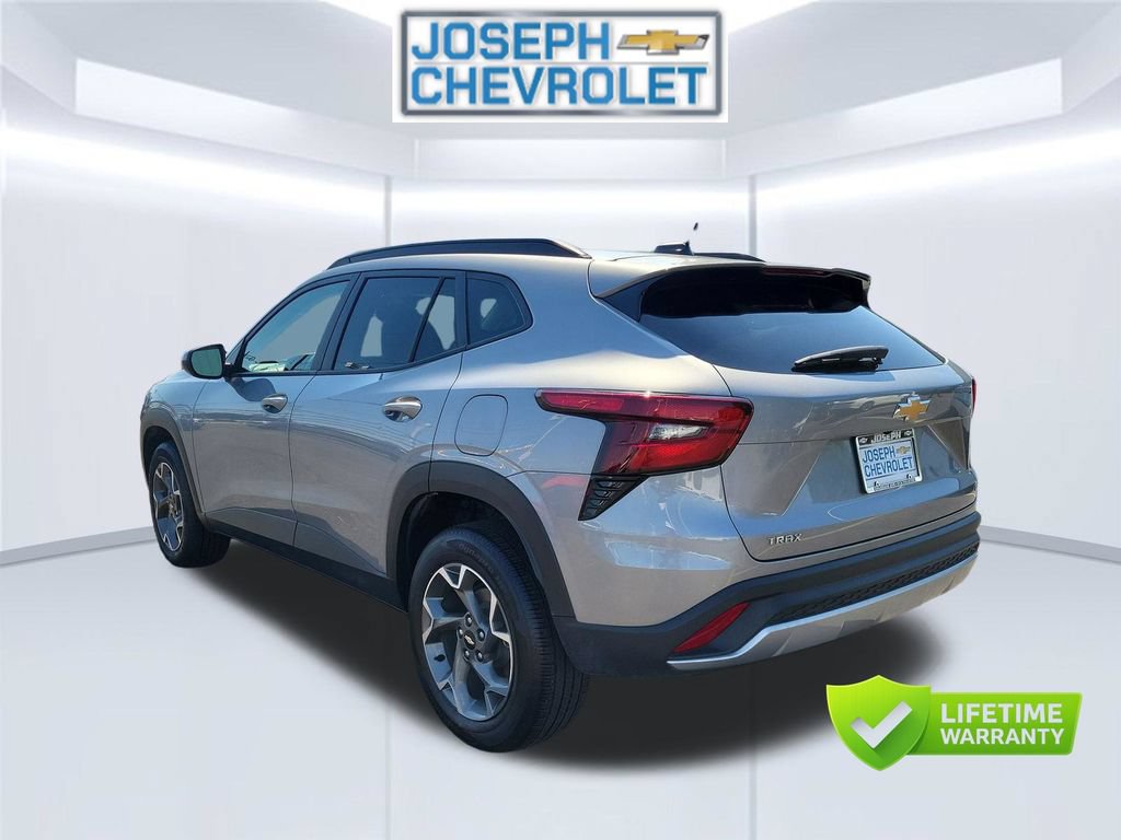 Used 2025 Chevrolet Trax LT FWD image 4