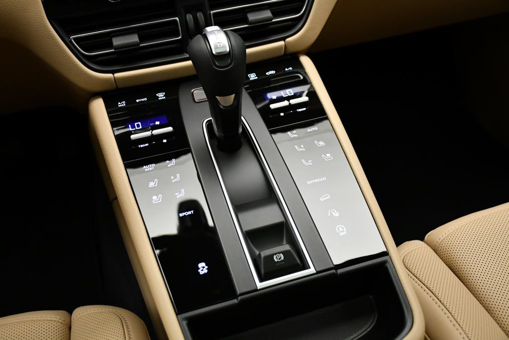 Certified 2026 Porsche Macan Turbo AWD/4WD image 31