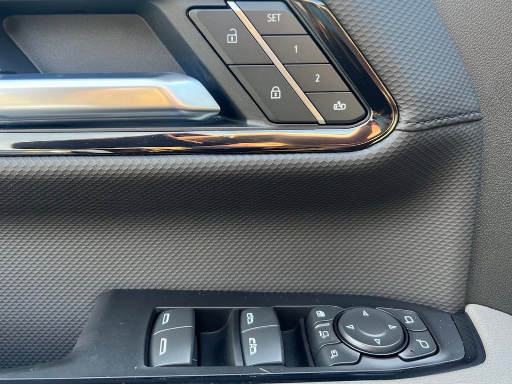 Used 2025 Chevrolet Silverado 2500 ZR2 w/ Technology Package image 12