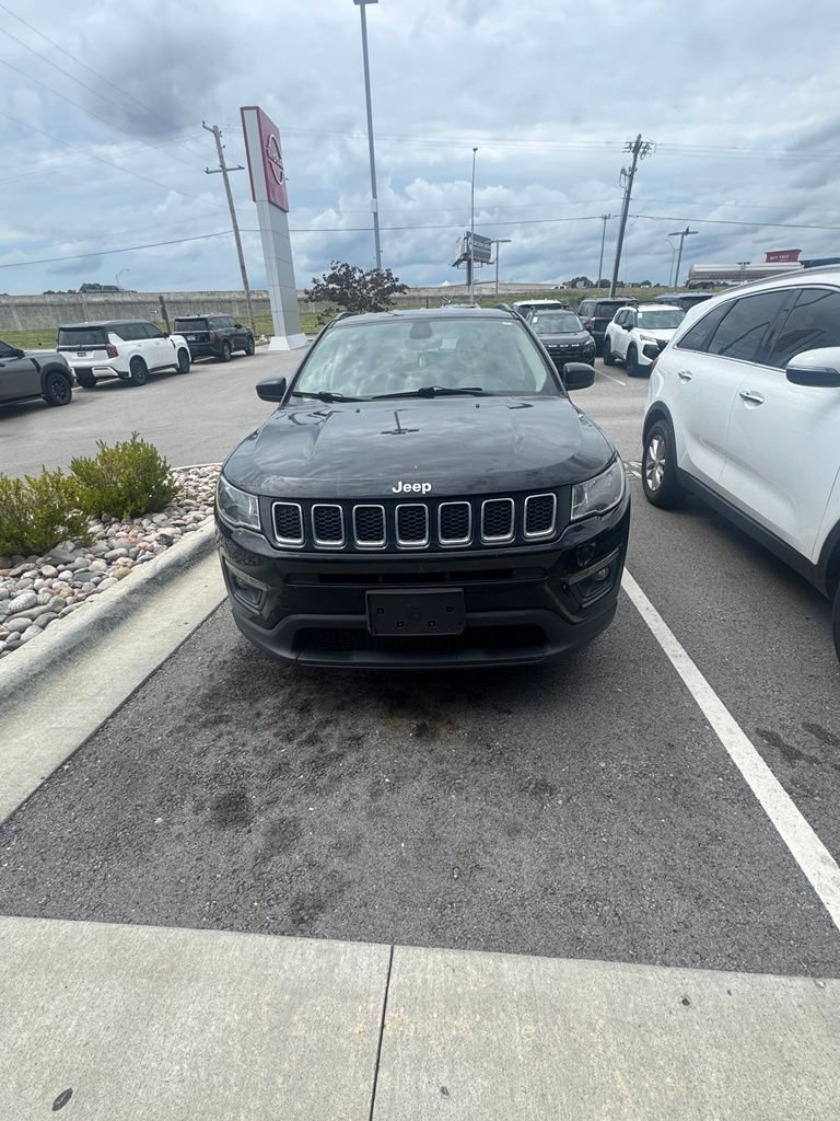 Used 2017 Jeep Compass Latitude w/ Cold Weather Group FWD image 2
