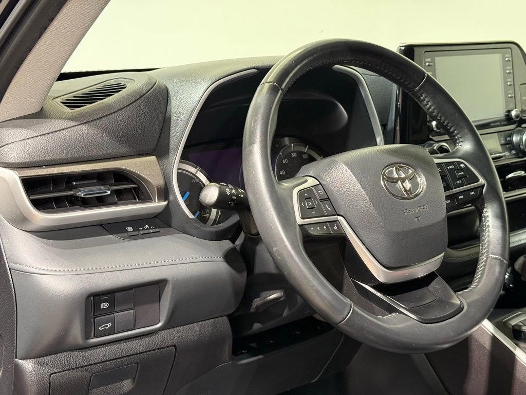 Used 2022 Toyota Highlander XLE AWD/4WD image 17