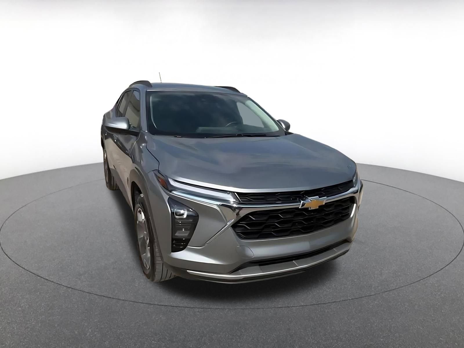 Used 2025 Chevrolet Trax LT w/ LT Convenience Package FWD image 3