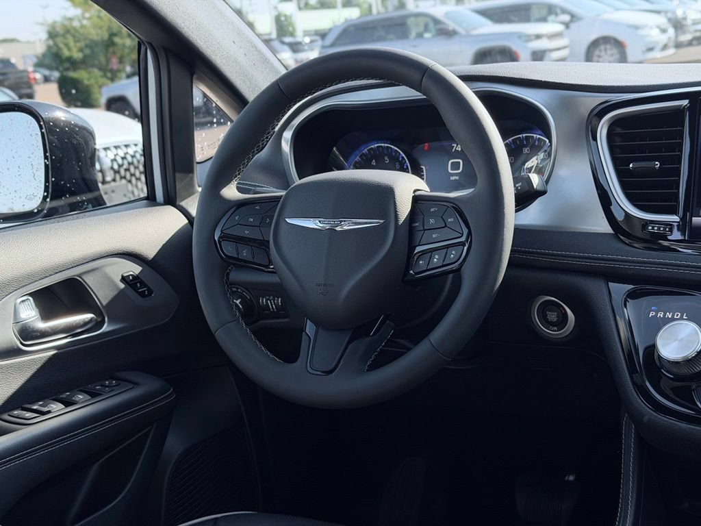 Used 2025 Chrysler Pacifica Limited FWD image 37