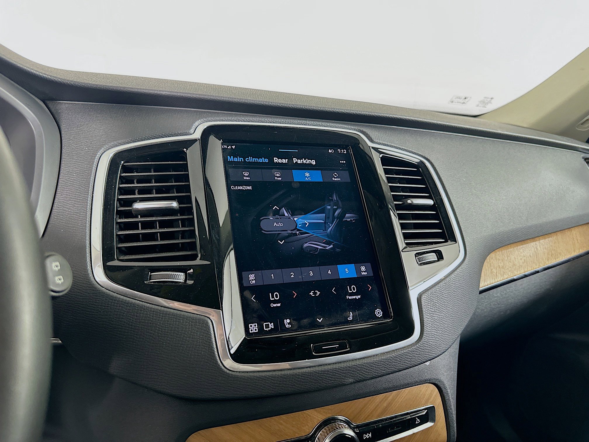 Used 2024 Volvo XC90 B6 Plus image 23