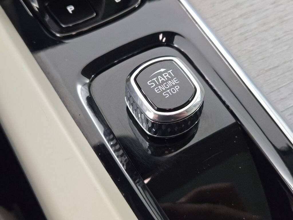 Used 2023 Volvo XC60 B5 Plus image 31