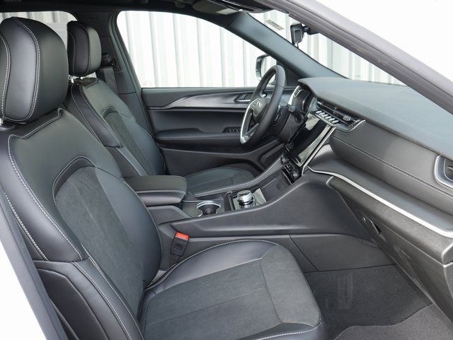 New 2025 Jeep Grand Cherokee Altitude image 22