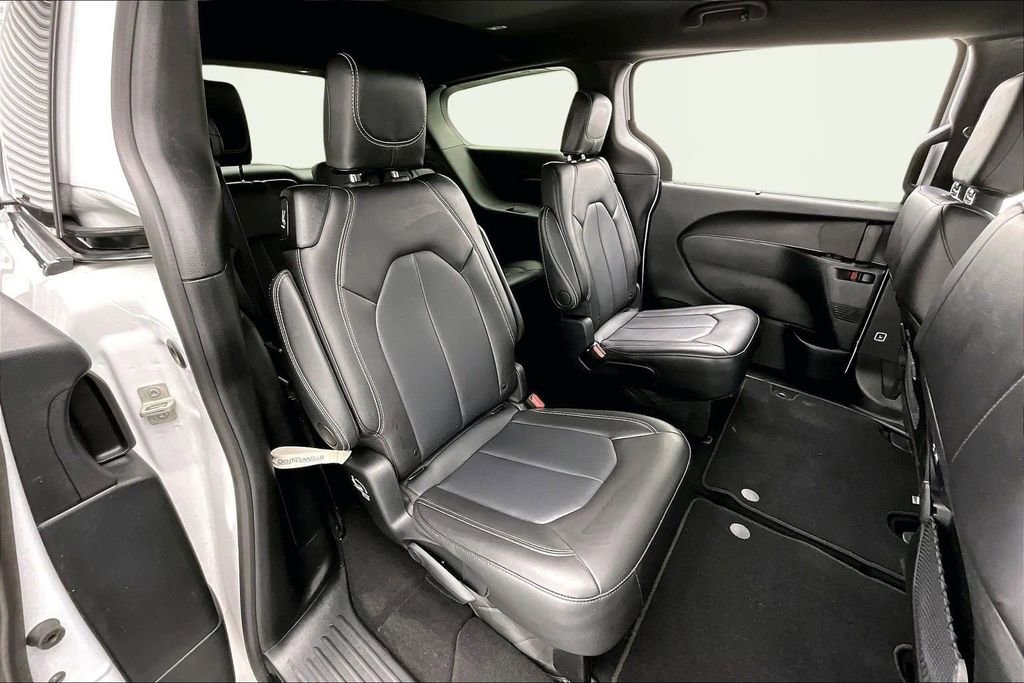 Used 2025 Chrysler Pacifica Select image 27