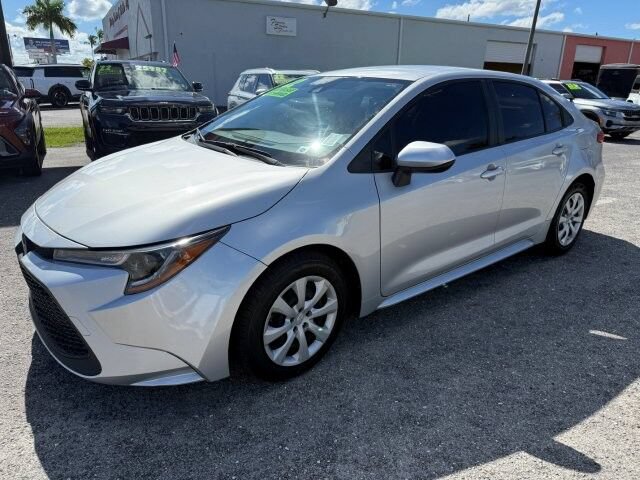 Used 2022 Toyota Corolla LE FWD image 3