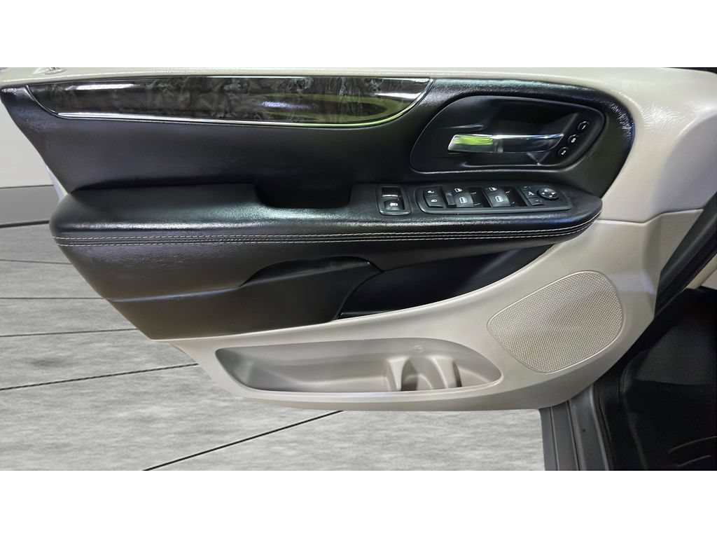Used 2015 Chrysler Town & Country Limited Platinum FWD image 10