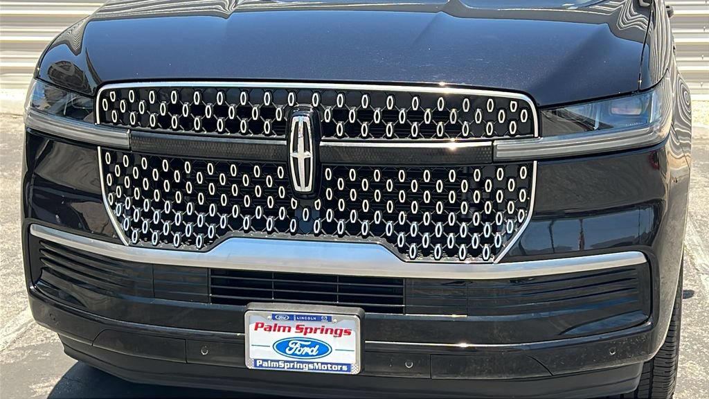 Certified 2025 Lincoln Navigator L Reserve AWD/4WD image 3