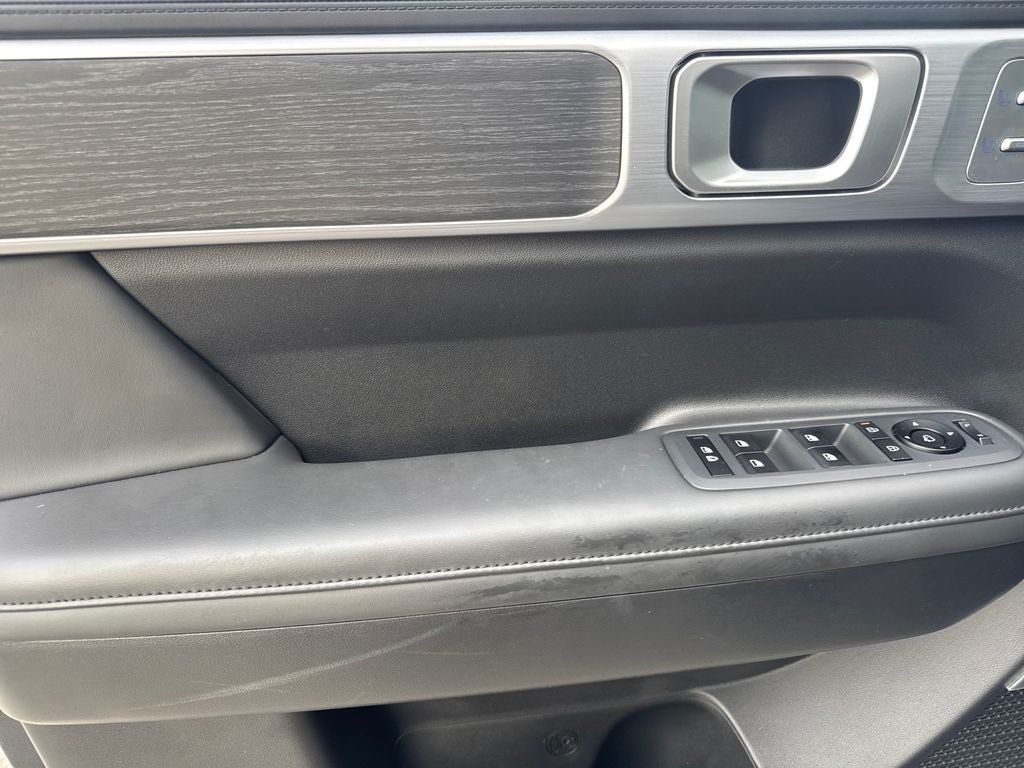 Used 2025 Hyundai Santa Fe Limited AWD/4WD image 16
