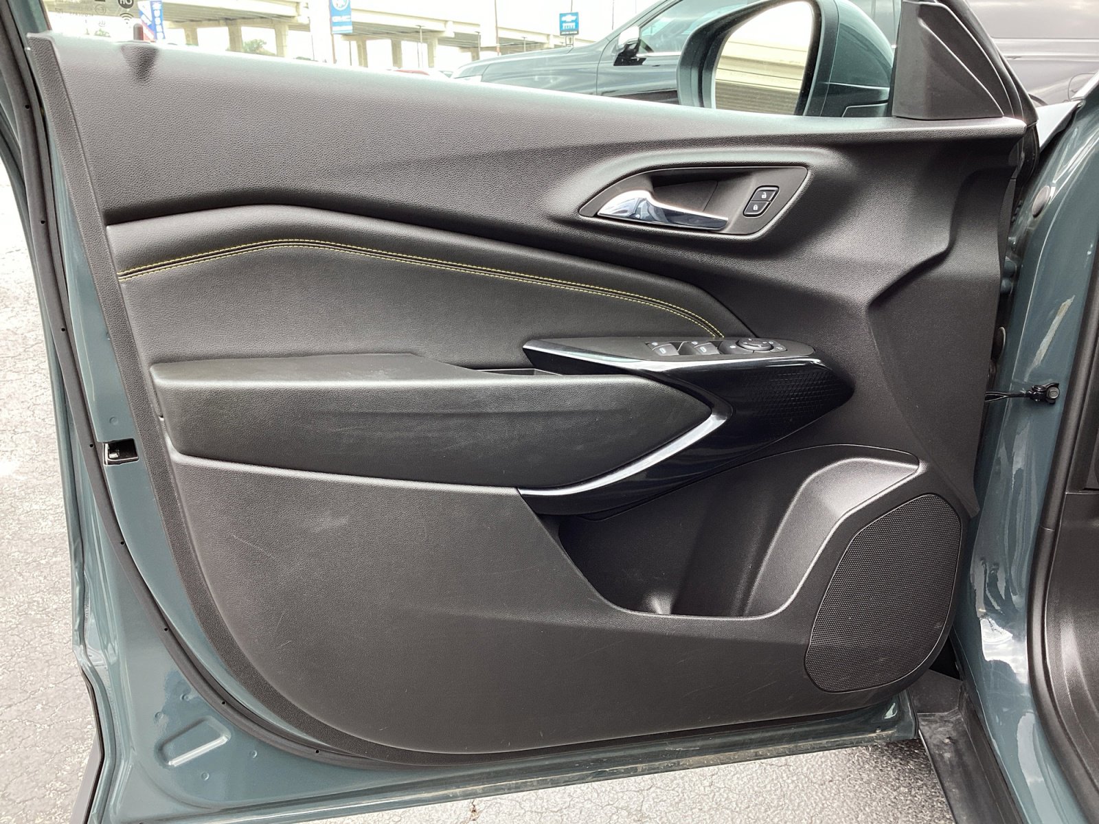 Used 2025 Chevrolet Trax LT FWD image 29