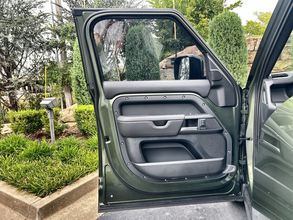 New 2026 Land Rover Defender 110 X-Dynamic SE AWD/4WD image 17