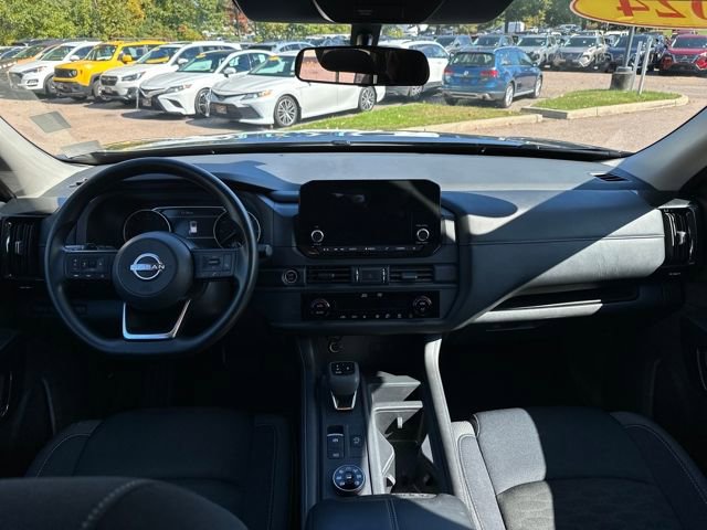 Used 2024 Nissan Pathfinder S image 11