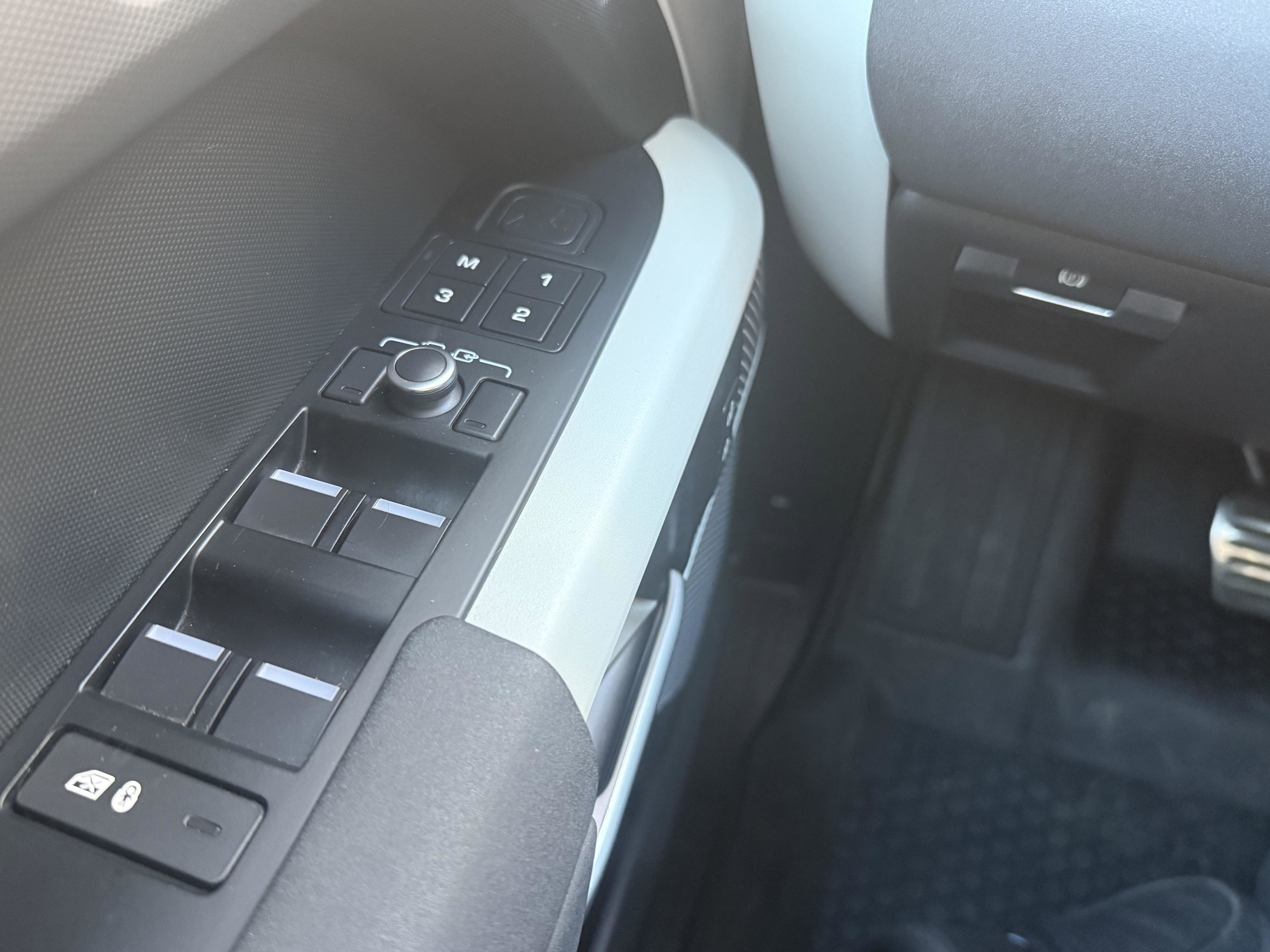 Certified 2022 Land Rover Defender 110 SE image 30