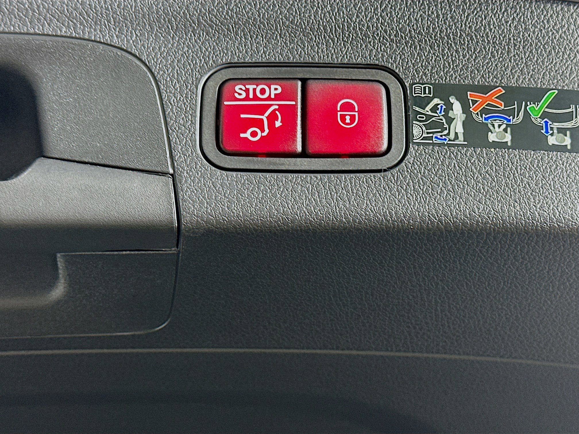 Certified 2025 Mercedes-Benz GLE 450e 4MATIC image 34