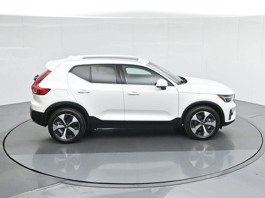 Used 2025 Volvo XC40 B5 Plus image 45