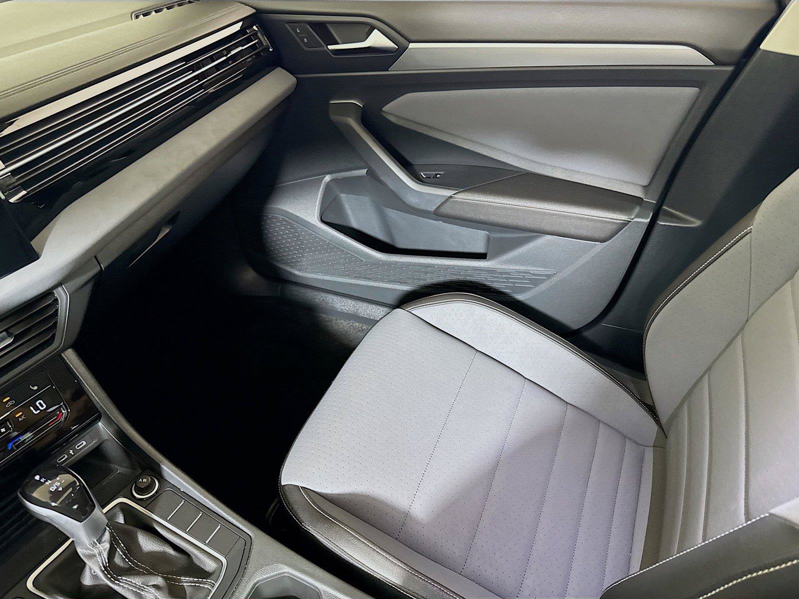 Used 2025 Volkswagen Jetta SE FWD image 21