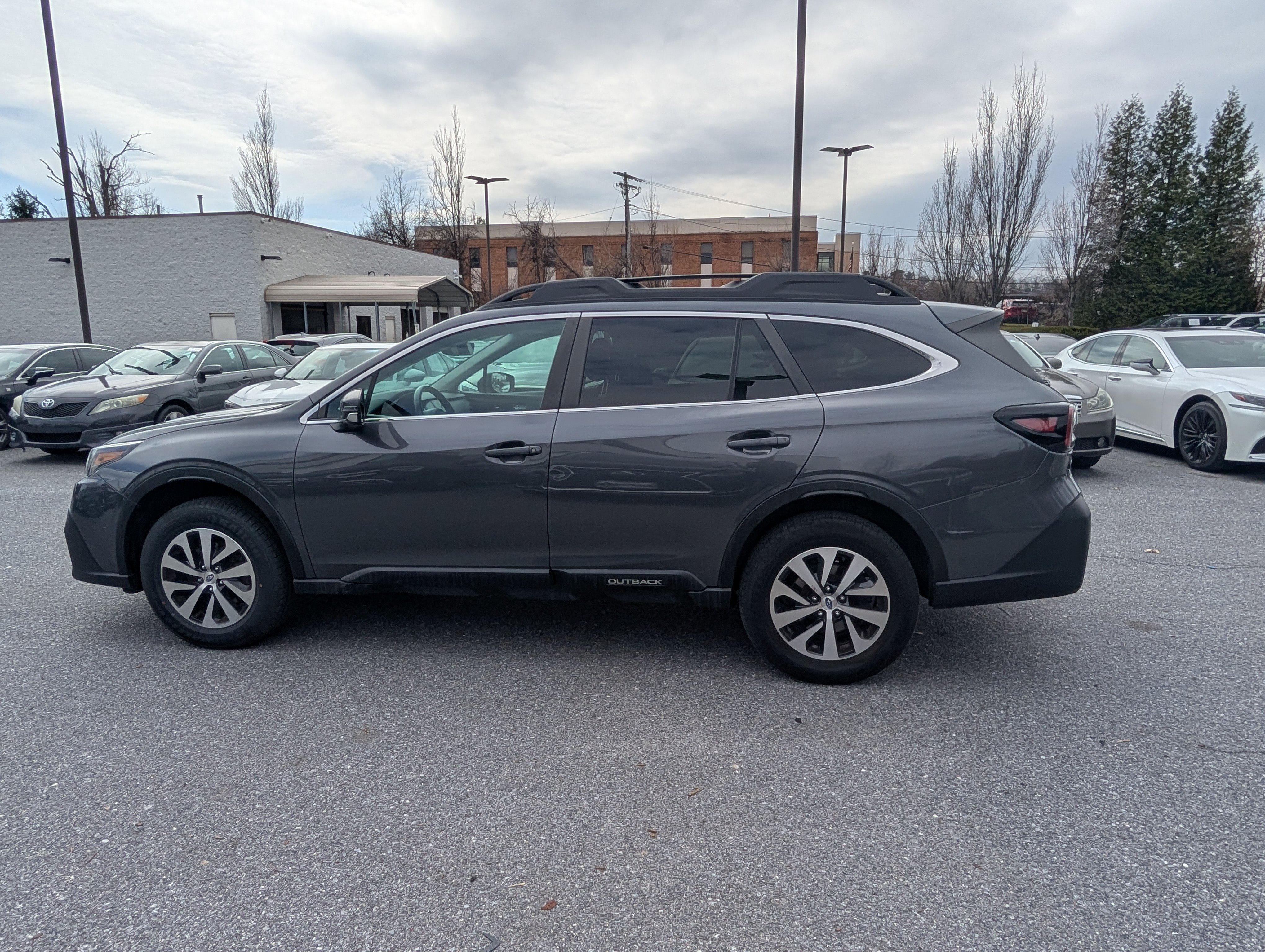 Used 2022 Subaru Outback Premium image 2