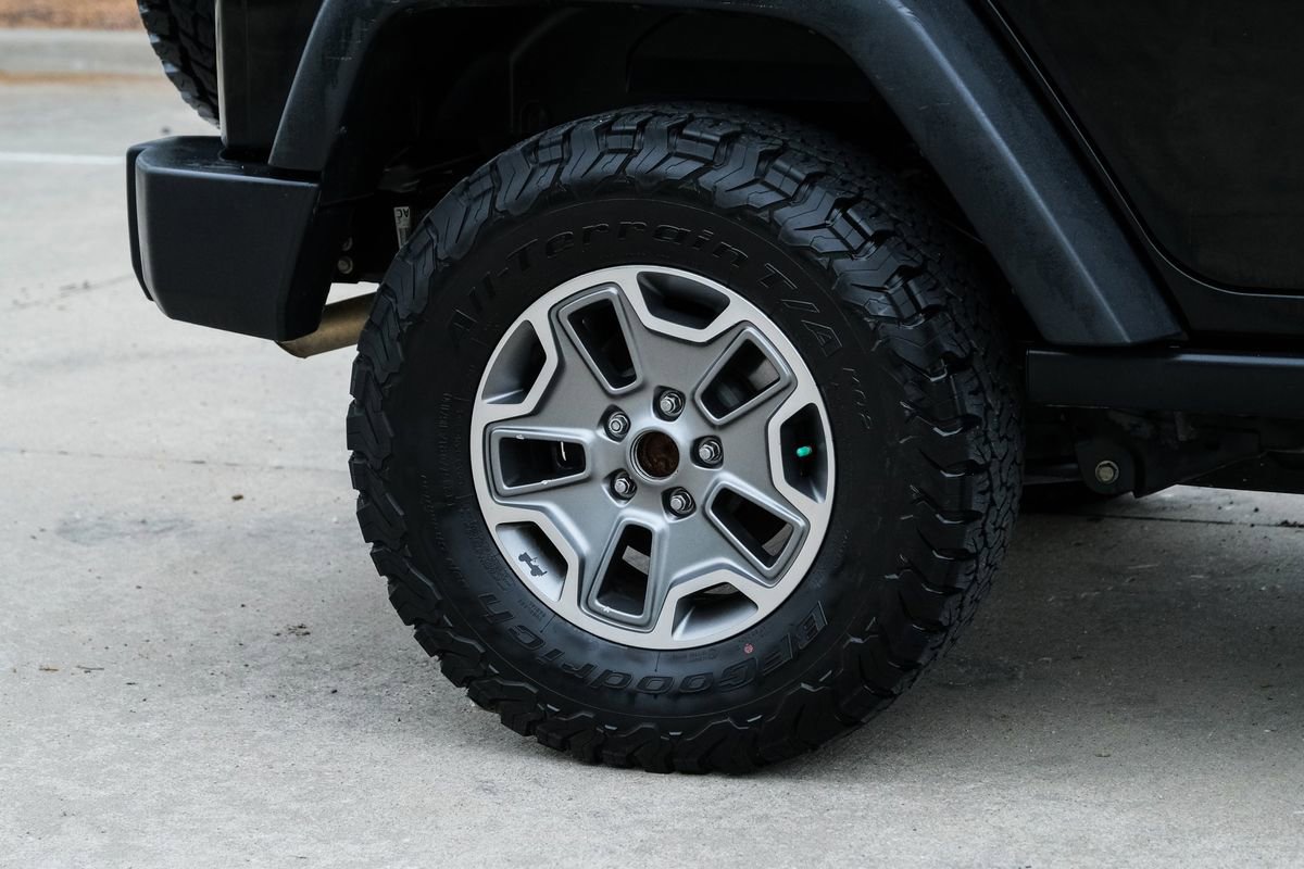 Used 2014 Jeep Wrangler Unlimited Rubicon w/ Connectivity Group AWD/4WD image 17