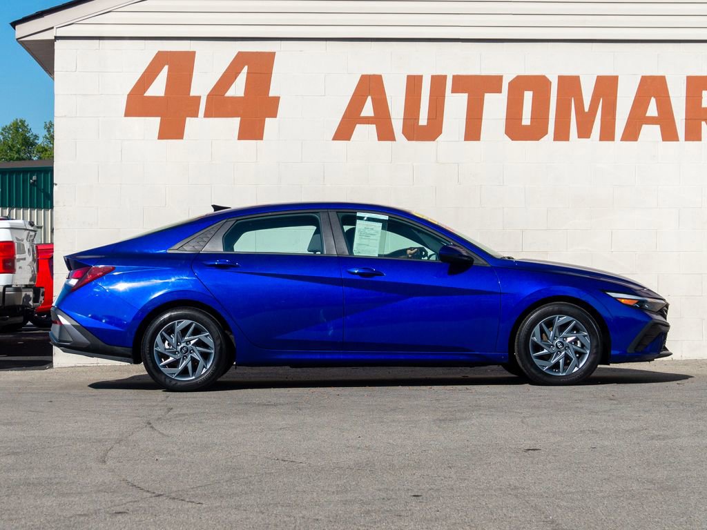 Used 2024 Hyundai Elantra SEL image 3
