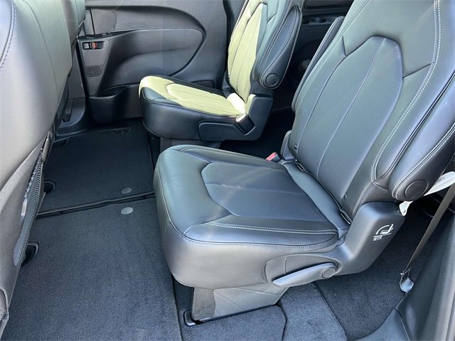 New 2025 Chrysler Pacifica Select image 26
