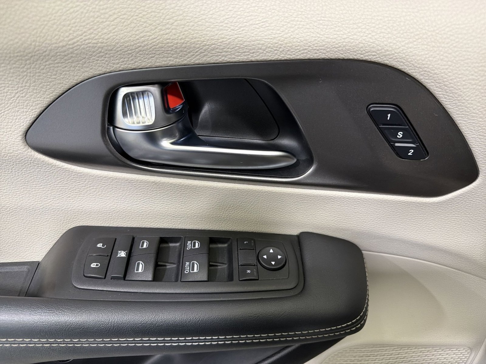Used 2023 Chrysler Pacifica Touring-L image 39