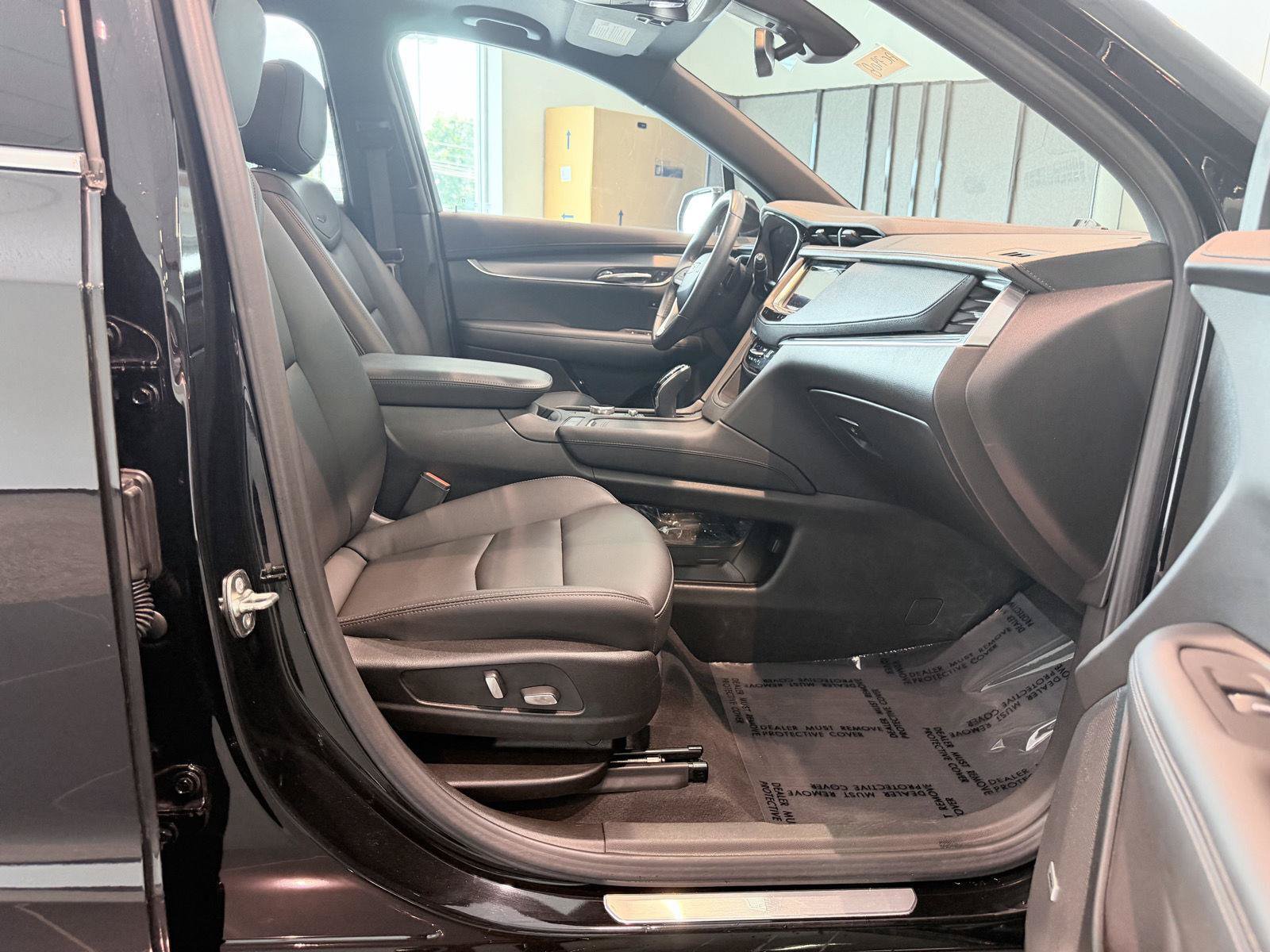 Used 2024 Cadillac XT6 Luxury w/ LPO, Floor Liner Package AWD/4WD image 27
