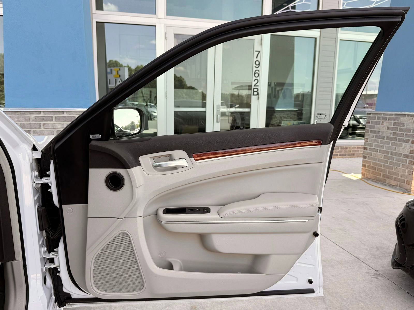 Used 2011 Chrysler 300 C w/ Sound Group RWD image 26
