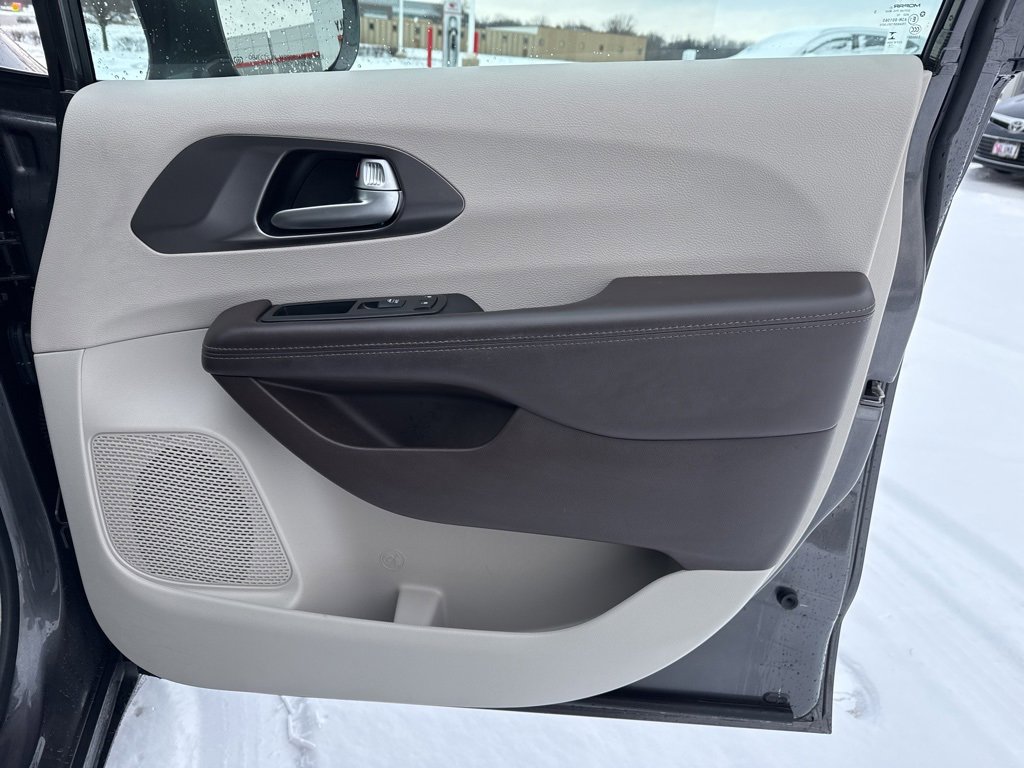 Used 2017 Chrysler Pacifica Touring-L image 19