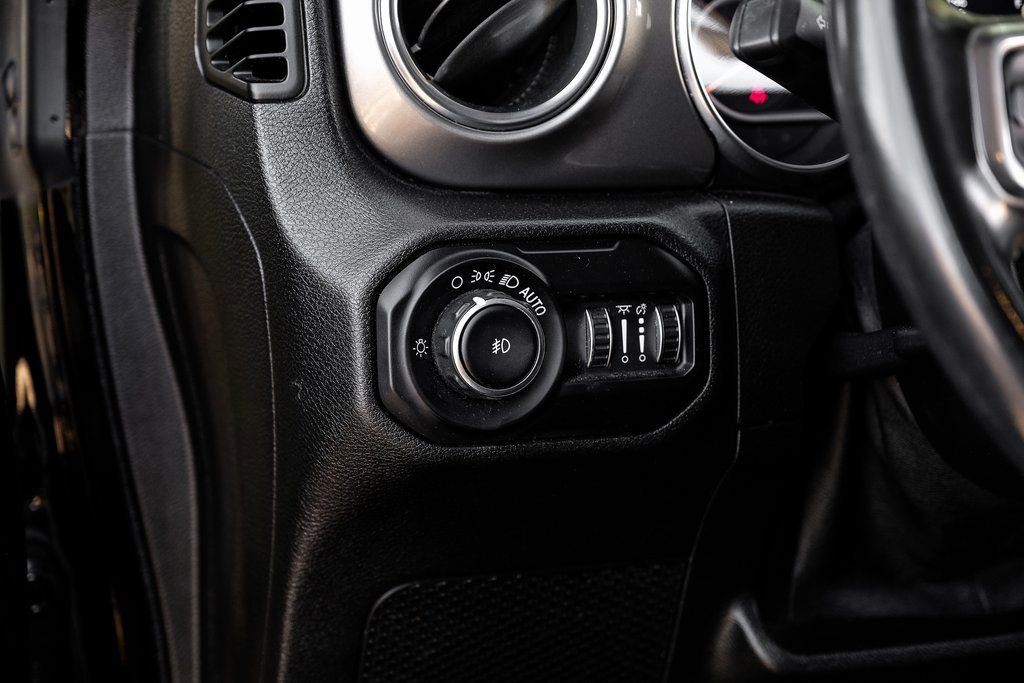 Used 2020 Jeep Wrangler Unlimited Sahara image 37